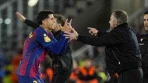 BARCELONA, 03/03/2026.- El entrenador del Barcelona, Hansi Flick, y el defensa Joao Cancelo (i) durante el partido de vuelta de las semifinales de la Copa del Rey que FC Barcelona y Atlético de Madrid han disputado este martes en el Camp Nou. EFE/Alejandro García