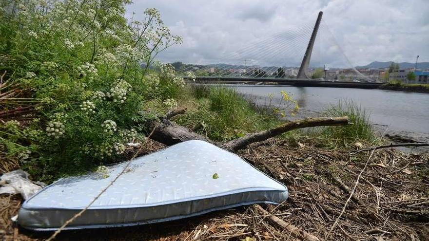 Un colchón al borde del río, junto a la calle Rafael Areses.  // Gustavo Santos