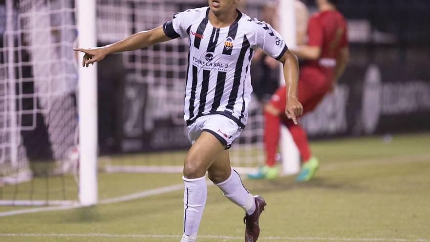 Hicham, celebrando uno de los dos goles que anotó con la camiseta del Castellón.