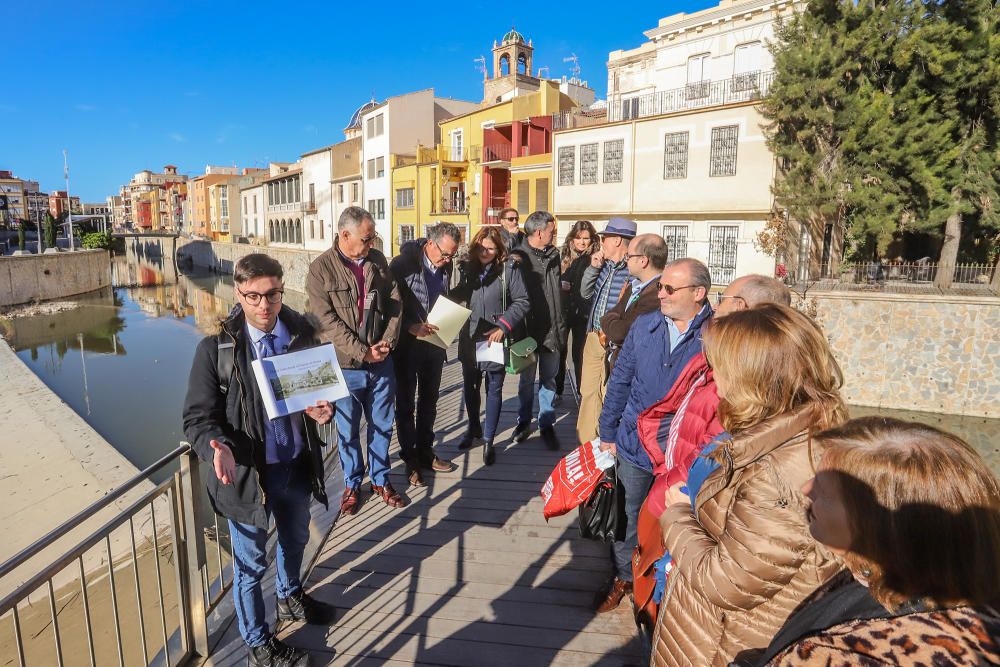 Visita a las zonas más afectadas por la DANA de septiembre en la Vega Baja por parte de expertos que diseñarán las defensas de la comarca frente a futuras a avenidas