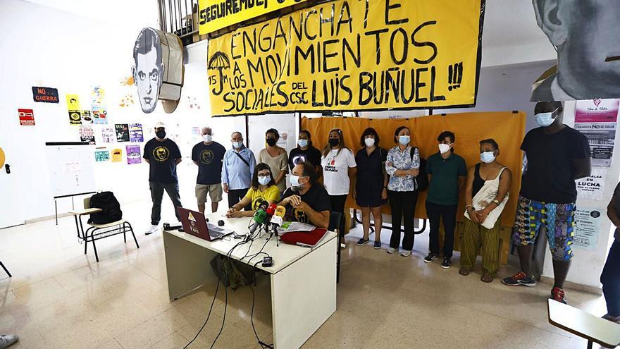 Miembros del Centro Social Comunitario Luis Buñuel, este lunes en una rueda de prensa en el hall del edificio.   | JAIME GALINDO