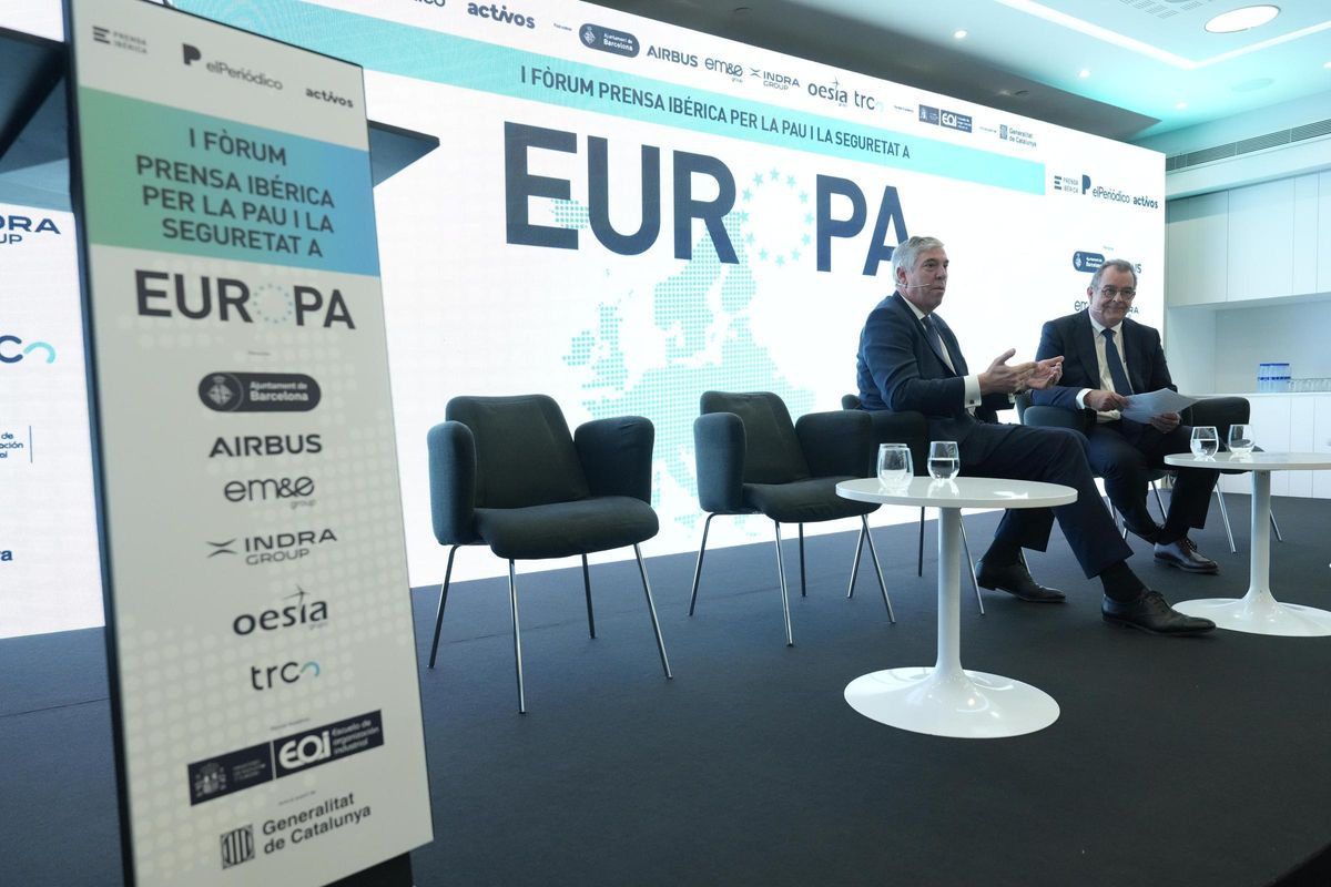 Jose Vicente de los Mozos, CEO de Indra, y Albert Sáez, director de EL PERIÓDICO, en el foro.