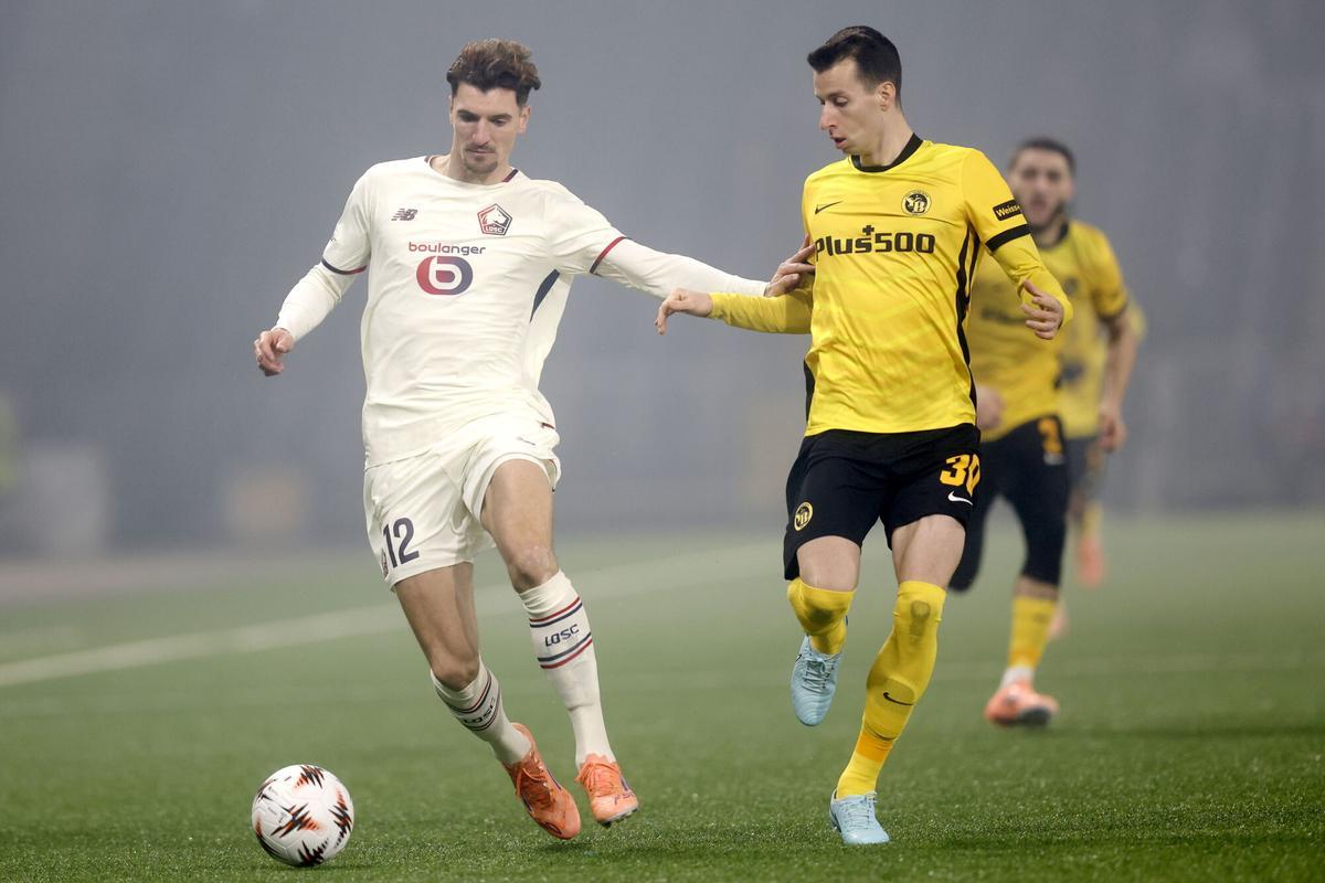 Bern (Switzerland), 11/12/2025.- Thomas Meunier (L) of Lille and Sandro Lauper of Young Boys in action during the UEFA Europa League match between BSC Young Boys and Lille OSC, in Bern, Switzerland, 11 December 2025. (Suiza) EFE/EPA/PETER KLAUNZER