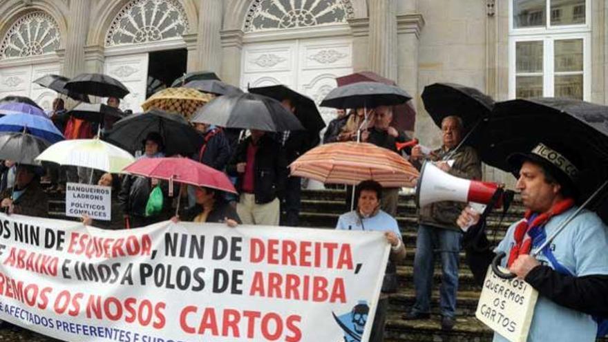 Los afectados por las preferentes retomaron ayer sus protestas frente a la Diputación. // Rafa Vázquez