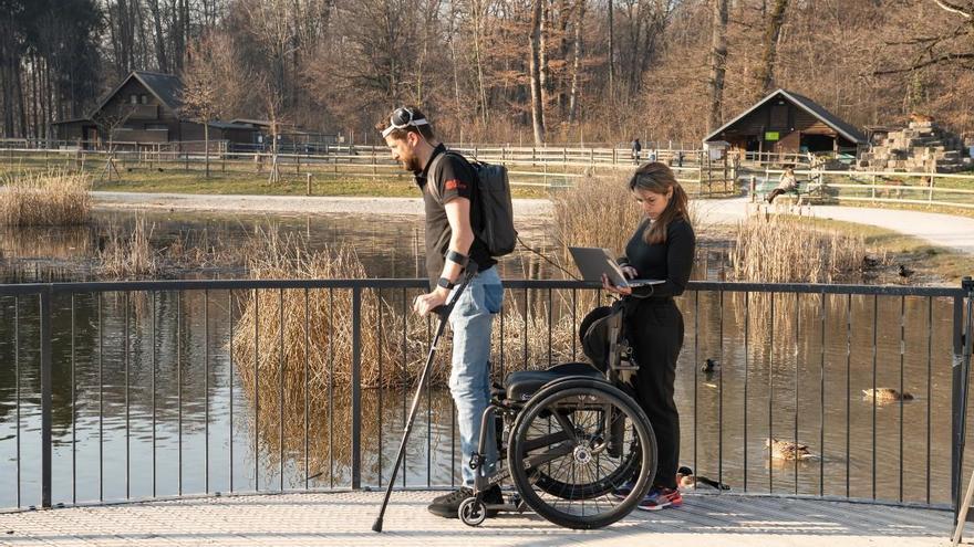 Un hombre tetrapléjico vuelve a andar después de estar 12 años en silla de ruedas