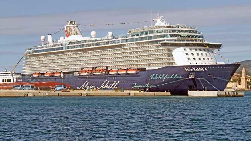 El ´Mein Schiff 4´, atracado ayer en el puerto de Palma.