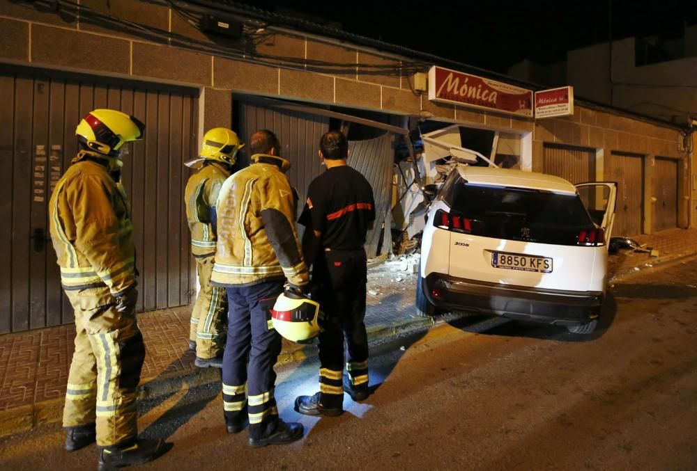 Dos coches se vieron implicados en un aparatoso accidente en la confluencia de las calles San Pascual con Hermanos Bazán en Torrevieja