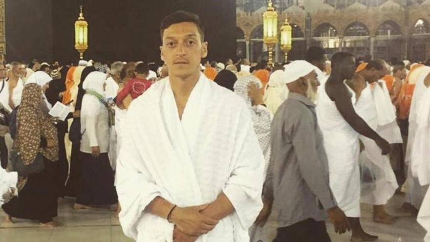 El partido anti-islam alemán critica por ser musulmán al jugador de origen turco Mesut Özil