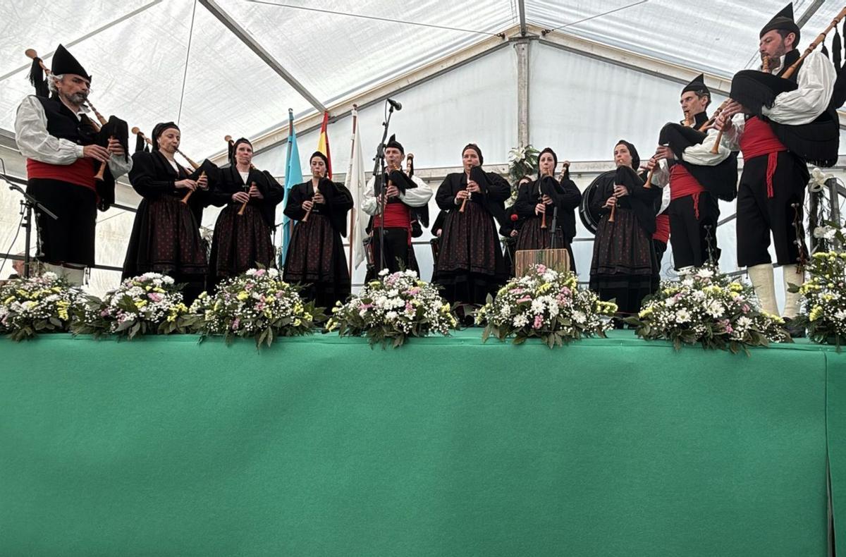 Actuación de la Banda de Gaitas "El Trasno" en recibiendo'l premiu "Profetas".