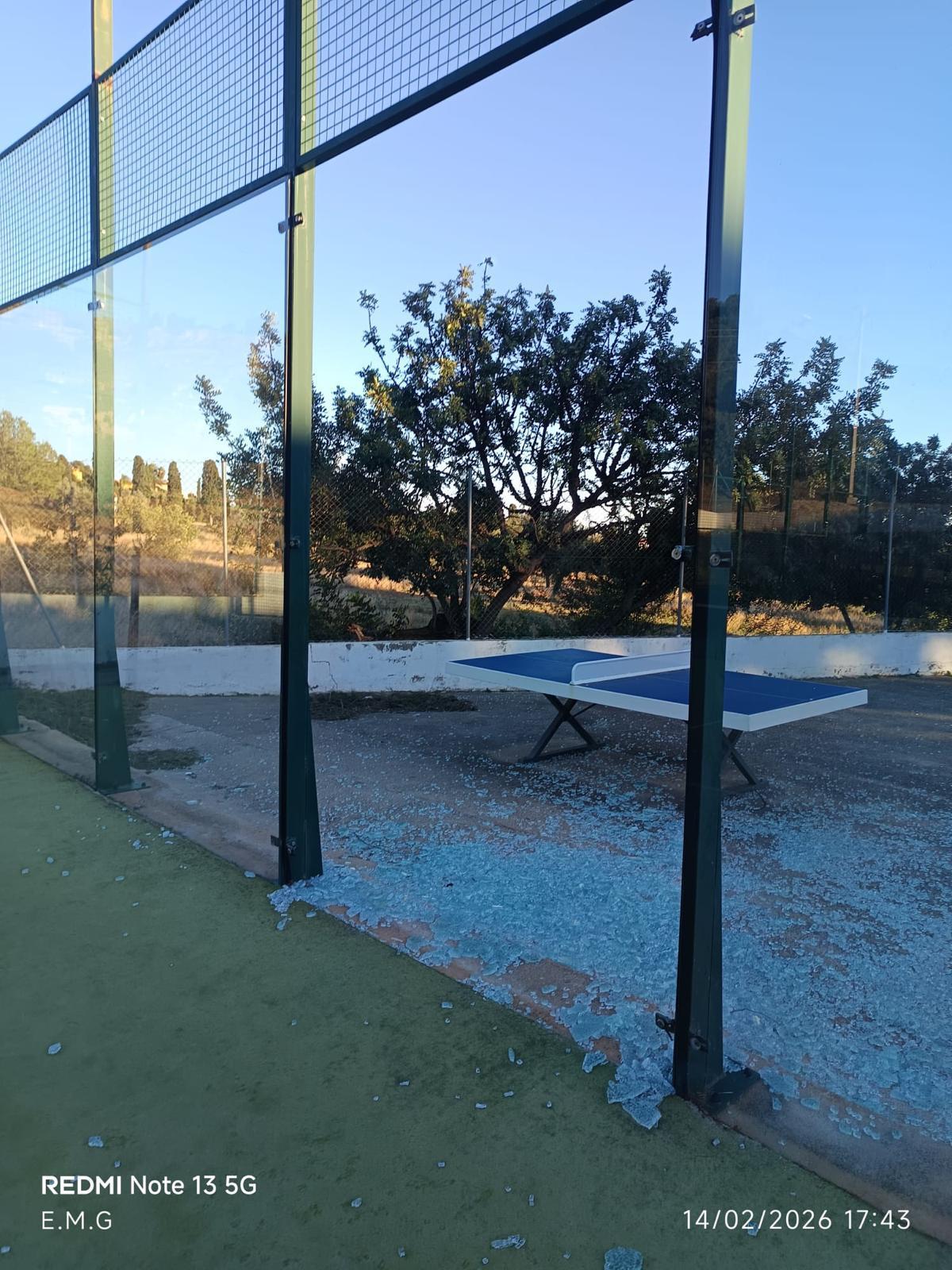 Daños en la pista de pádael de Petrés.