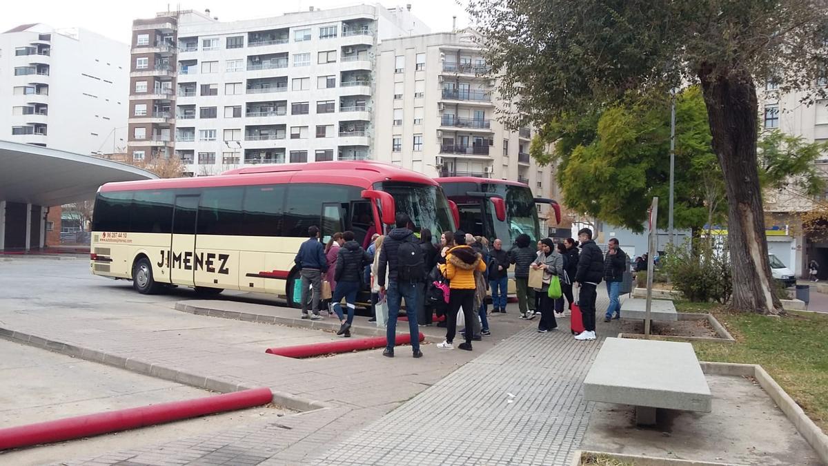 Usuarios esperan para subir al autobús comarcal en la estación de Gandia.