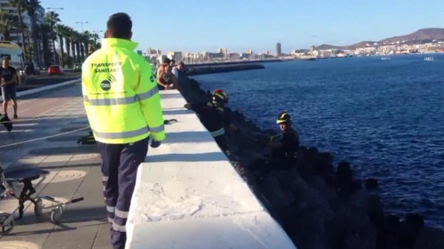 Rescate entre los tetrápodos de la Avenida Marítima