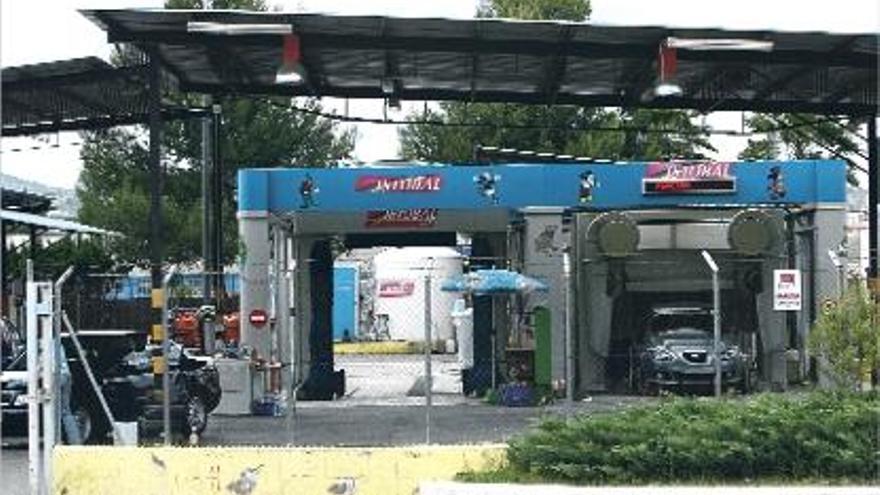 REGISTRADO. Uno de los lavaderos de coches de Canals fue inspeccionado por los agentes de extranjería.