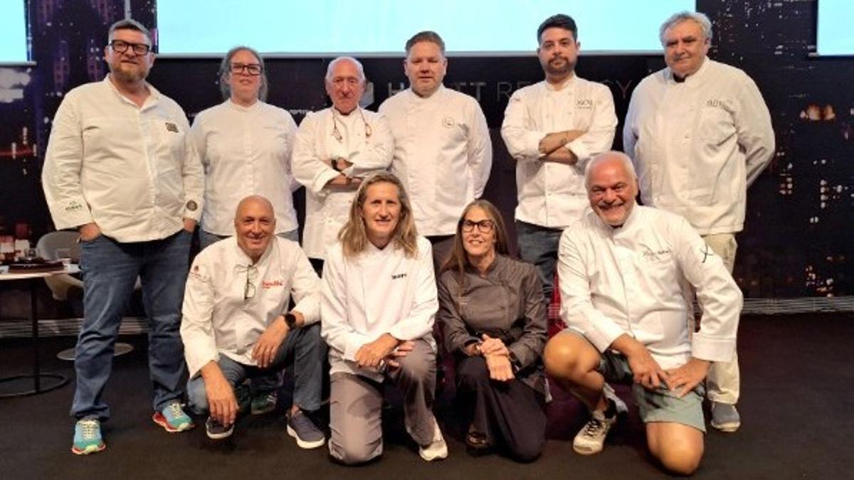 La nueva junta de la Asociación de Cocineros y Reposteros de Barcelona, con Gaig al frente (de pie, tercero por la izquierda).