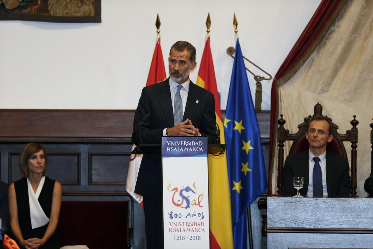 GRAF5337. SALAMANCA, 18/09/2018.- El Rey Felipe VI, junto al ministro de Ciencia, Innovación y Universidades, Pedro Duque (d), durante su discurso en el acto de conmemoración del 30 aniversario de la Magna Charta Universitatum, celebrada en el Paraninfo de la Universidad de Salamanca (USAL) con la presencia de unos 250 rectores de medio centenar de países. EFE/J.M.GARCÍA