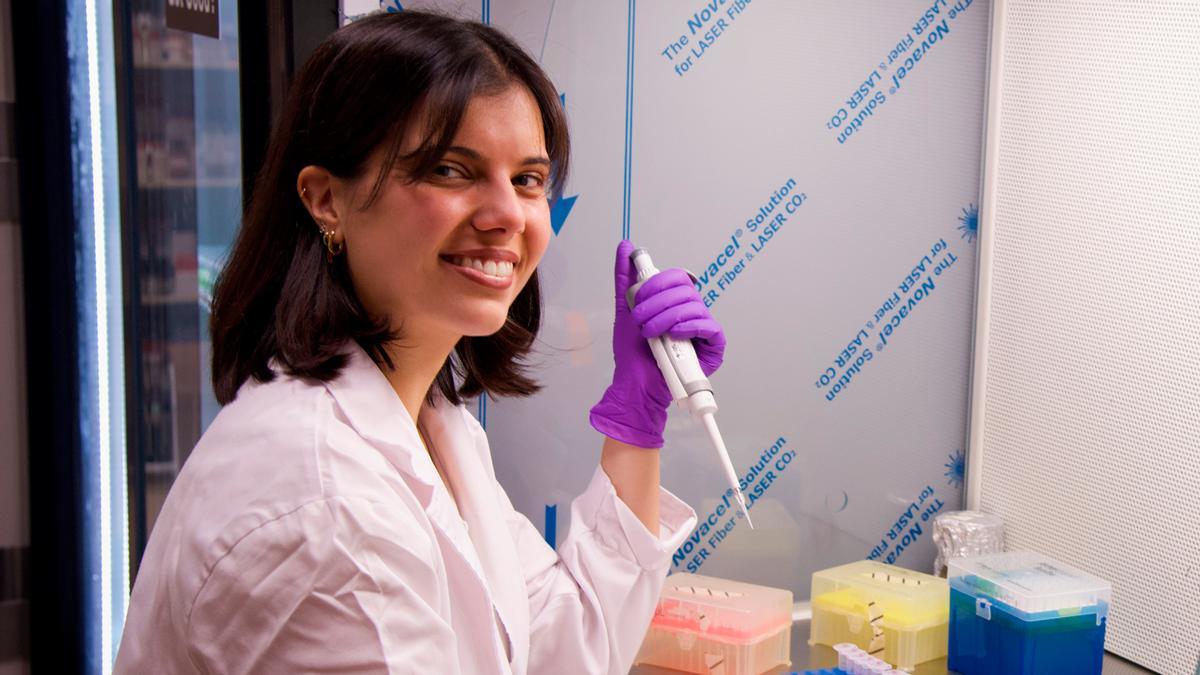 La investigadora guardesa Sara Álvarez, en el laboratorio.