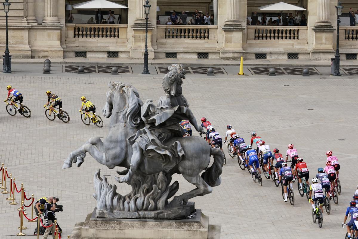 Paris (France), 23/07/2023.- Yellow Jersey overall leader Danish rider Jonas Vingegaard (3-L) of team Jumbo-Visma rides past the King Louis XIV equestrian statue at the Louvre during the 21st and final stage of the Tour de France 2023 over 115kms from Saint-Quentin-en-Yvelines to Paris Champs-Elysee, France, 23 July 2023. (Ciclismo, Francia) EFE/EPA/PASCAL ROSSIGNOL / POOL