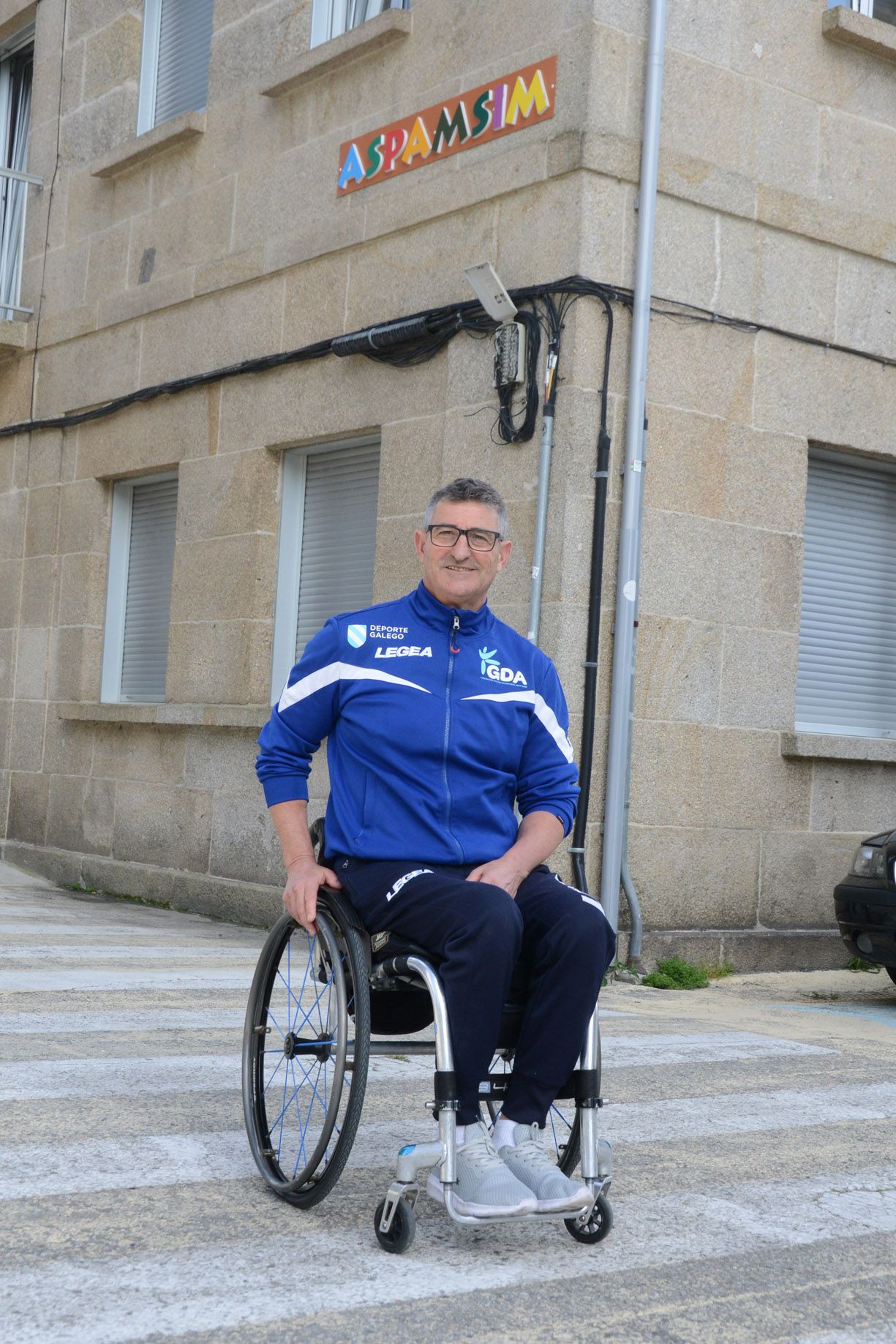 El deportista paralímpico, ante la sede de Aspamsim en Cangas.
