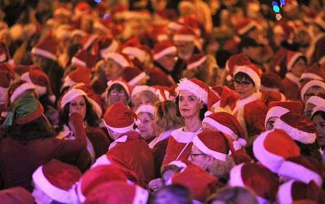 Hunderte Weihnachtsmänner tanzen in Palma