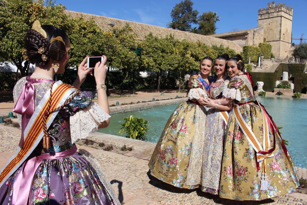 Será una constante. Mientras se hacen las fotografías, Rocío y la corte hacen las suyas propias. Una buena muestra la veremos al final de esta galería.