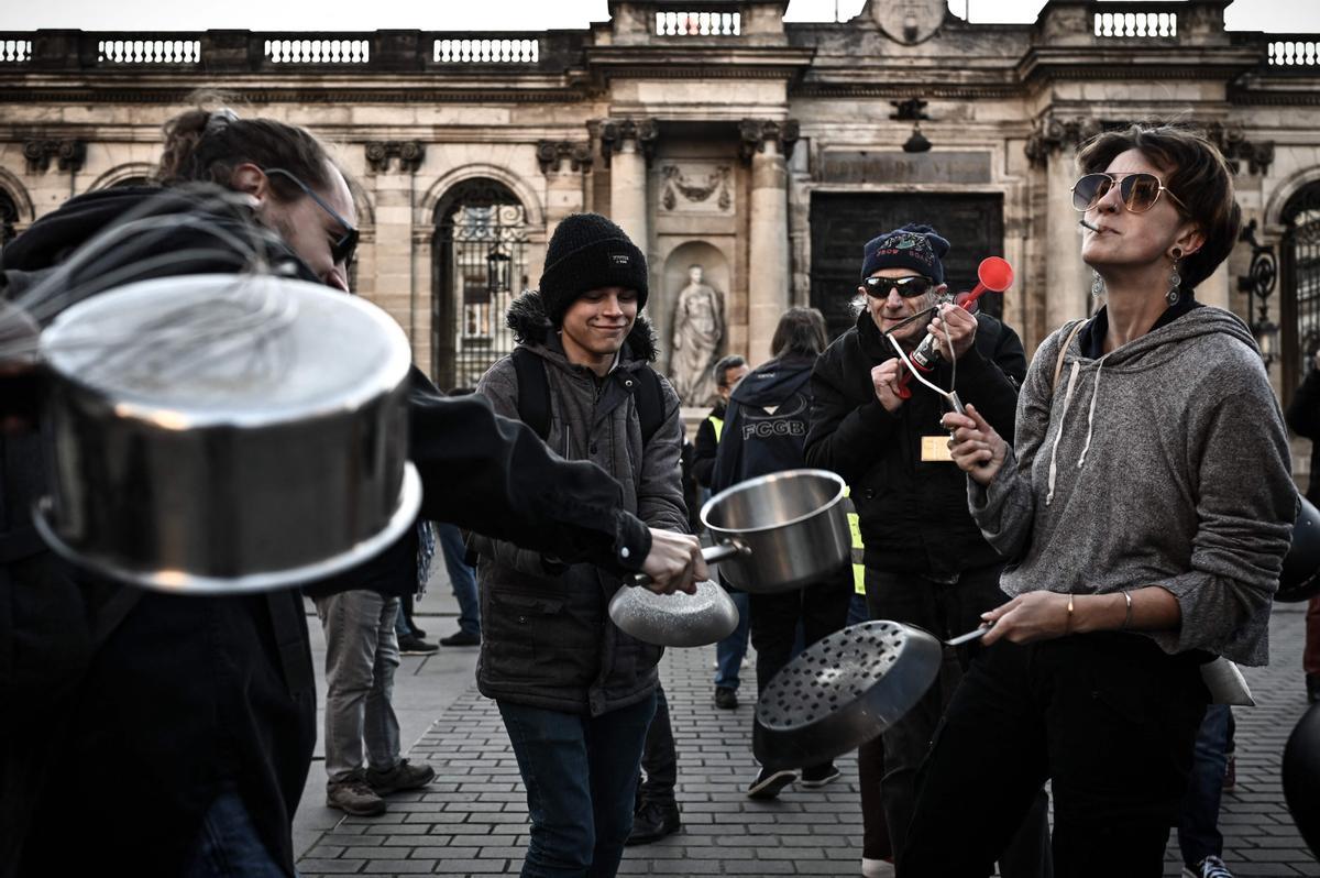 Nueva jornada de protestas en Francia contra la reforma de las pensiones. En un discurso televisado desde el Elíseo marca los grandes retos en lo que le queda de mandato y trata de pasar página.