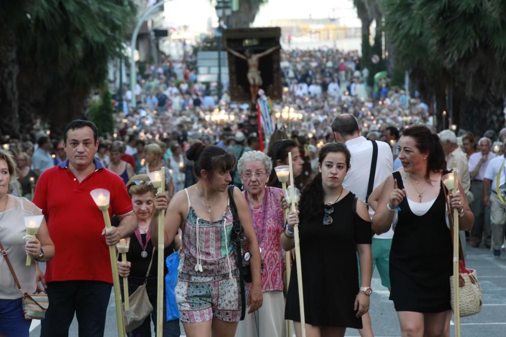 Cientos de miles de seguidores acompañan a la procesión por el centro de Vigo en medio de un asfixiante calor.