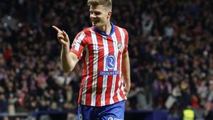 MADRID, 16/03/2025.- El delantero noruego del Atlético de Madrid, Alexander Sorloth, tras conseguir el segundo gol del equipo rojiblanco durante el encuentro correspondiente a la jornada 28 de Laliga EA Sports que disputan hoy domingo Atlético de Madrid y FC Barcelona en el estadio Metropolitano, en Madrid. EFE / Ballesteros.