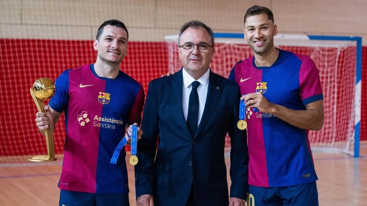 Los campeones Dyego y Pito, con el directivo Aureli Mas