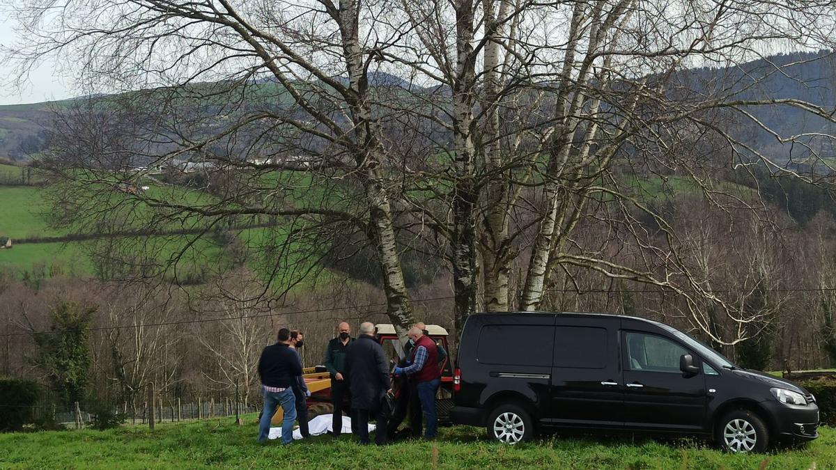 El levantamiento del cadáver, este miércoles en Fuejo (Tineo). | S. A.