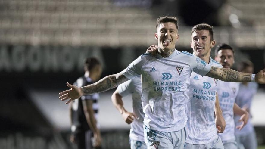 Cristo González celebra un gol con el Mirandés.