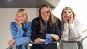 Sitges, 11/10/2025. Cultura. Retrato de la directora Emilie Blichfeldt y las protagonistas Lea Myren y Thea Sofie Loch Næss, de La hermanastra fea, revisión feminista de La Cenicienta que concursa en el Festival de Sitges. Foto de Zowy Voeten