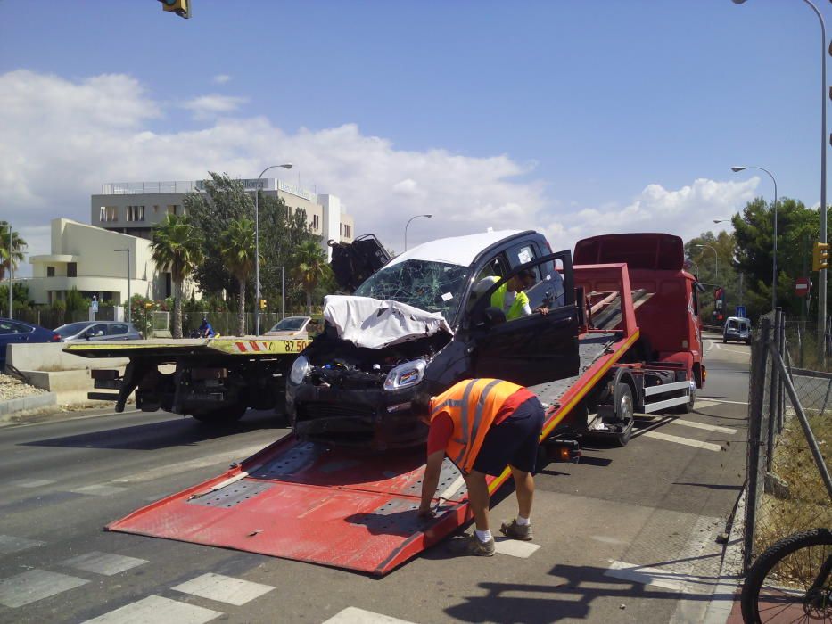 Accidente con un camión de transporte de vehículos en la autopista de Llucmajor