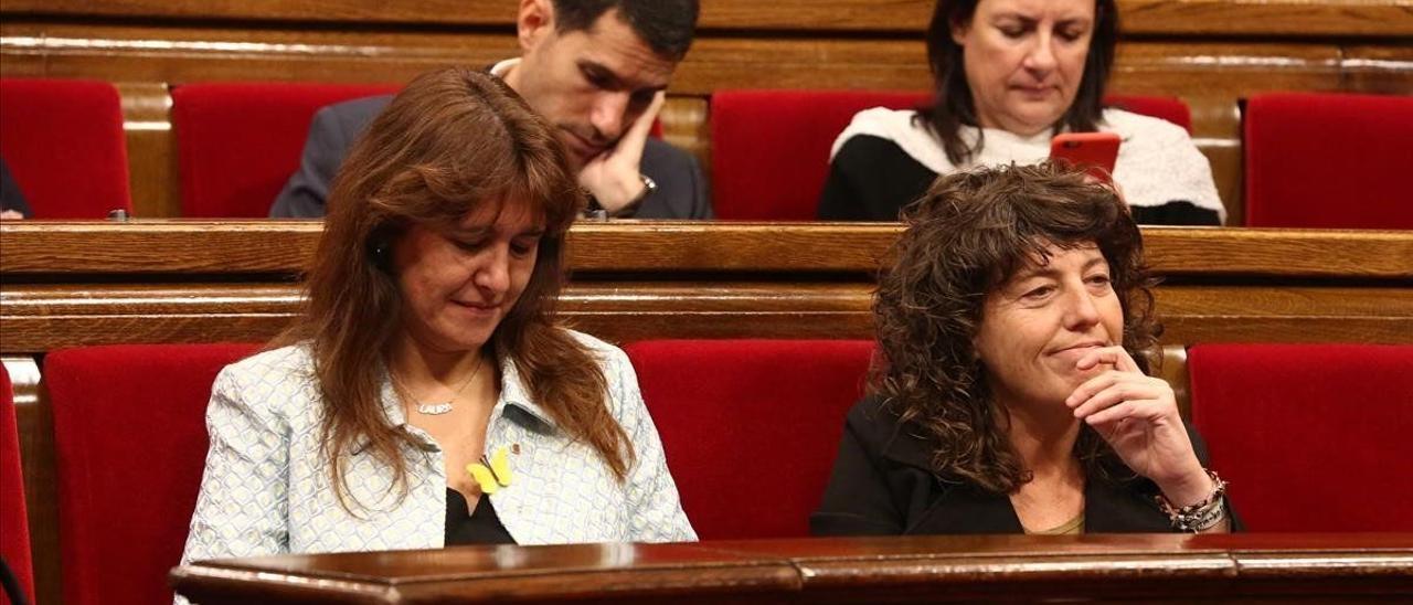 Laura Borràs, junto a la ’consellera’ de Justícia, Teresa Jordà, en el Parlament.