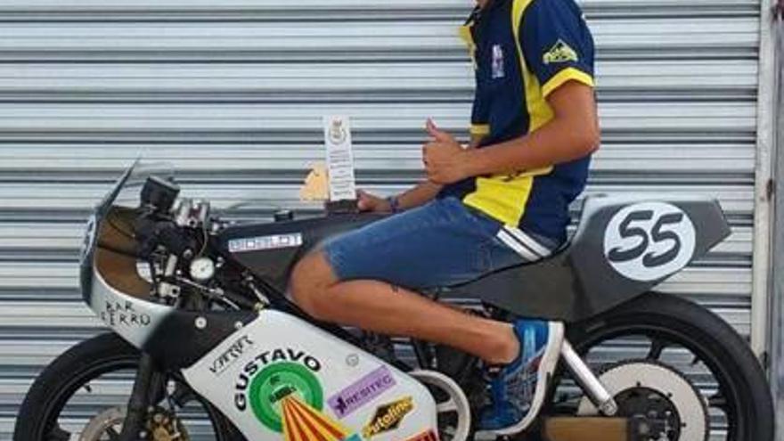 El joven vallero subido a su moto.