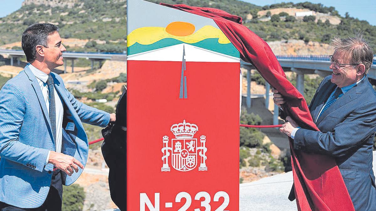 Pedro Sánchez y Ximo Puig en la inauguración de la variante de la N-232, en verano del 2022.