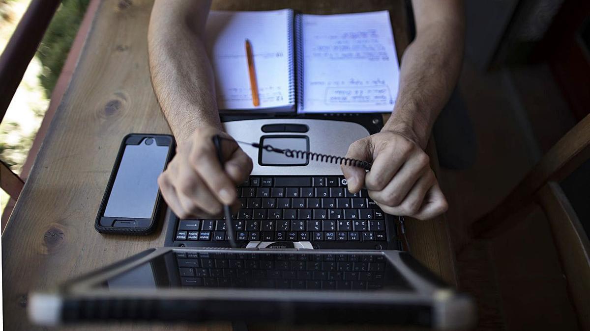 Un hombre trabaja con su ordenador portátil. |   // EDUARDO PARRA