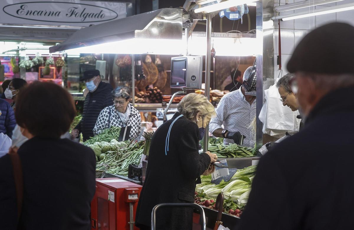 Varios personas en un mercado en el día en que ha entrado en vigor el decreto que pone fin al uso de la mascarilla en la mayoría de interiores