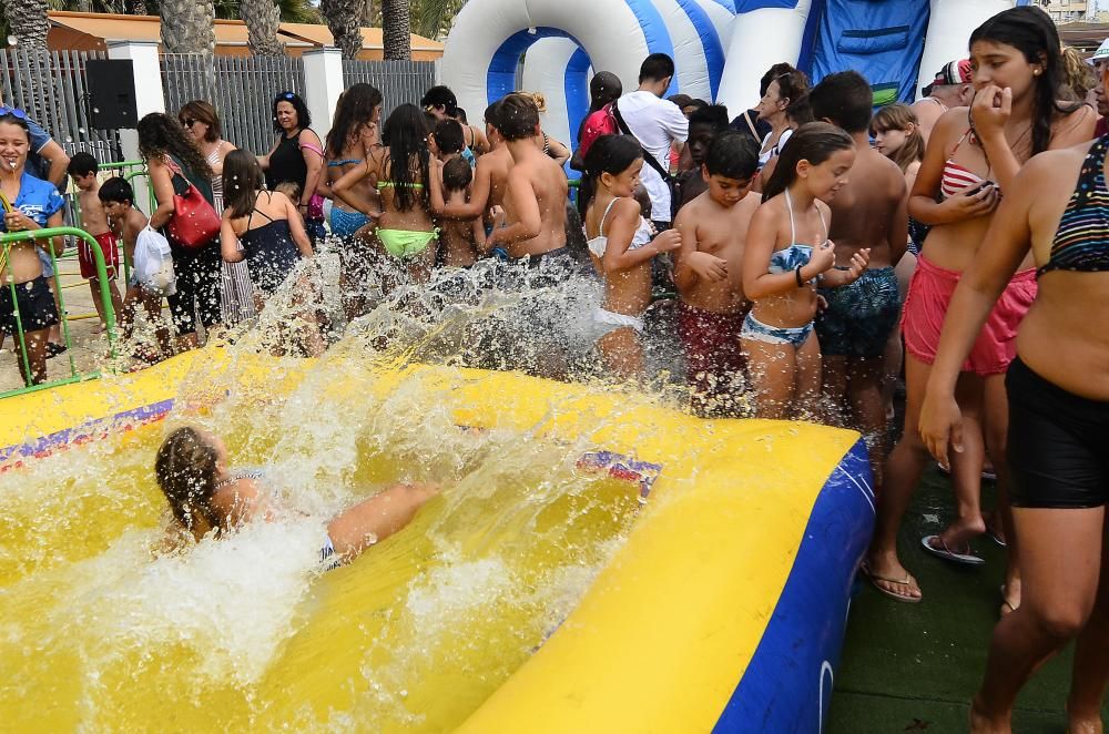 El calor se combate con la fiesta del agua en Elch