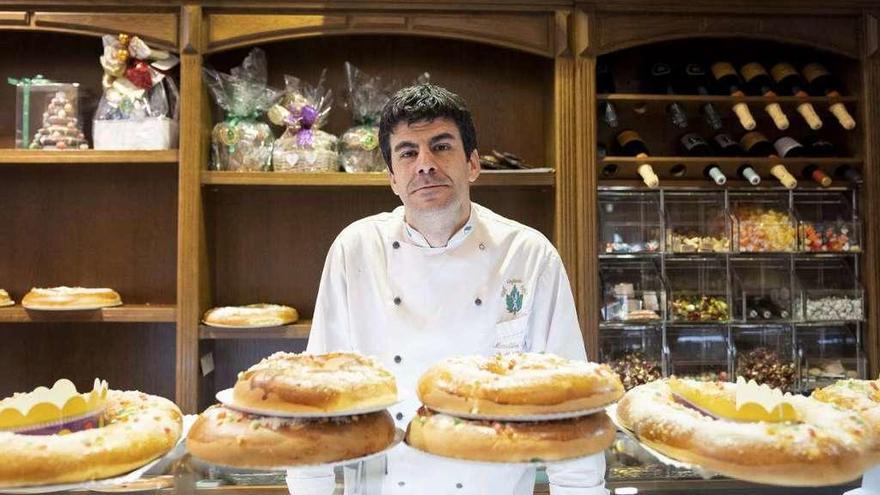 El maestro pastelero Martín Sousa rodeado del postre del día, el Roscón de Reyes. // Enzo Sarmiento