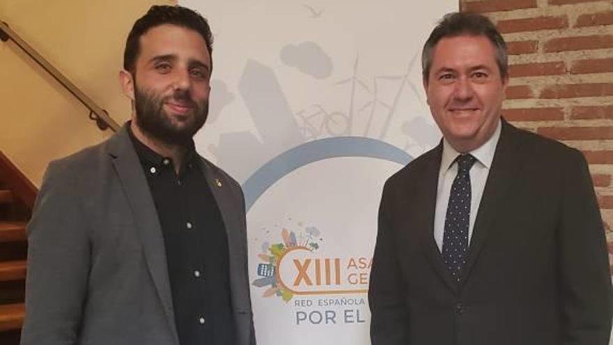 Moreno junto al presidente de la RECC y alcalde de Sevilla, Juan Espadas.