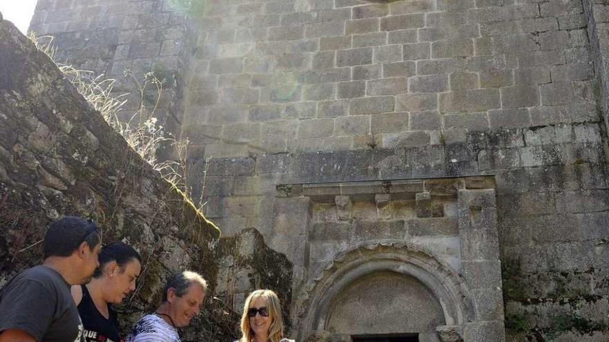 Turistas en el monasterio de Carboeiro (Silleda) el 25 de julio. // Bernabé/Javier Lalín