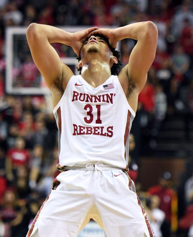 Marvin Coleman de los UNLV Rebels reacciona durante el partido contra los San Diego State Aztecs en el  Thomas & Mack Center en Las Vegas, Nevada.