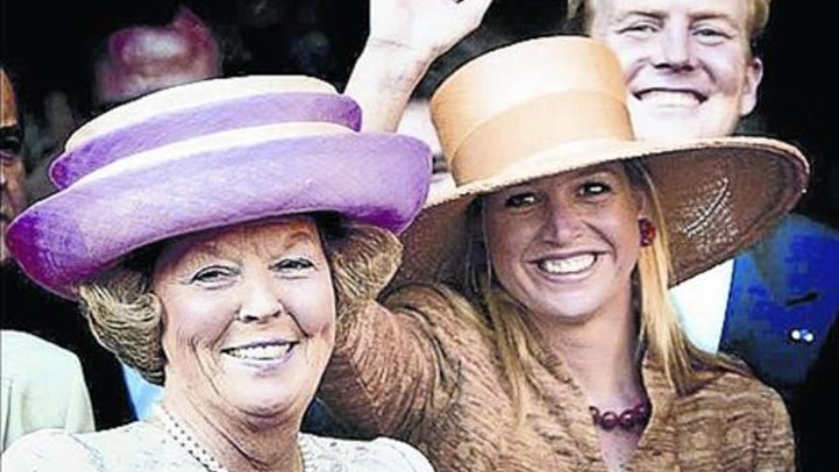 La sonrisa y las pamelas se han convertido en las señas de identidad de Máxima, esposa del rey Guillermo de Holanda. En sus apariciones públicas, la soberana no duda en posar con impresionantes sombreros XXL.