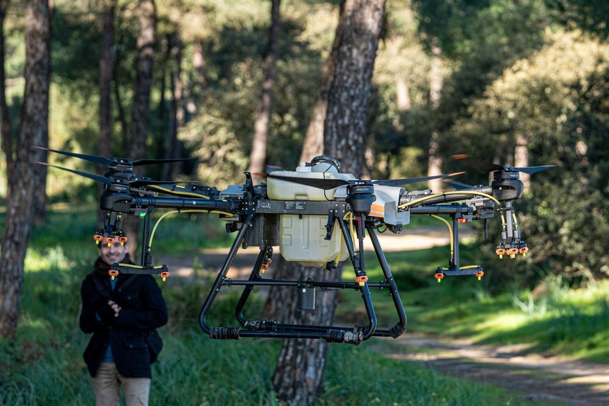 Laguna de San Lázaro (Villamanrique de la Condesa,Sevilla) donde ha tenido lugar la ejecución de tratamiento anti mosquito a través de dron. A 11 de marzo del 2026. E presidente de la Diputación de Sevilla, Javier Fernández, se ha desplazado a la localidad sevillana de Villamanrique de la Condesa para mantener una reunión de coordinación con los alcaldes y alcaldesas de los 15 municipios de la provincia con mayor riesgo de presencia de mosquitos vectores transmisores del Virus del Nilo Occidental (VNO). 11 MARZO 2026 Eduardo Briones / Europa Press 11/03/2026. Eduardo Briones;category_code_new