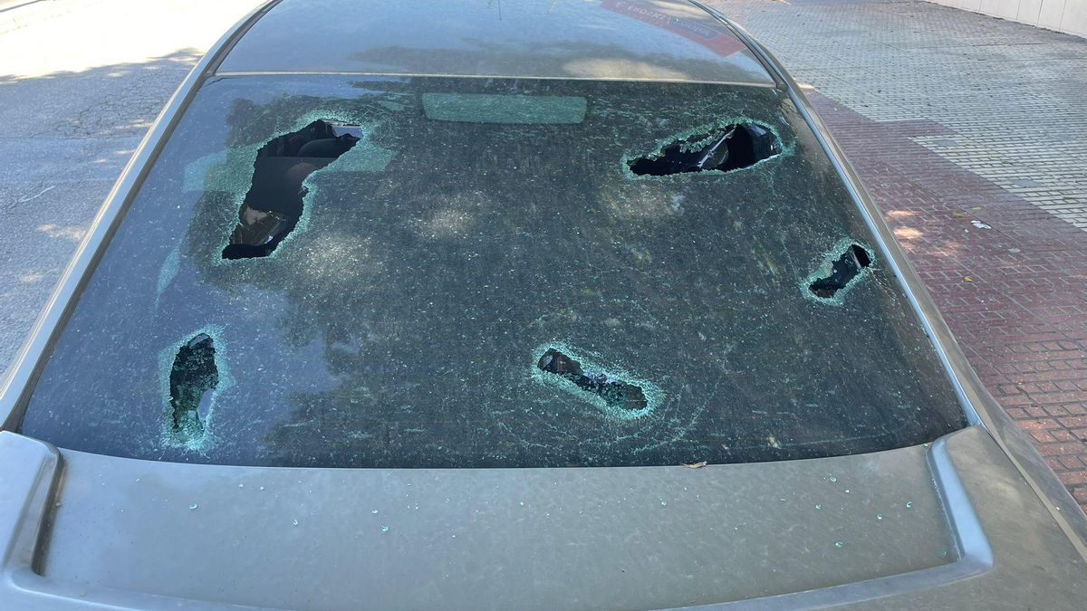 Revientan en Ibiza todos los cristales de una decena de coches