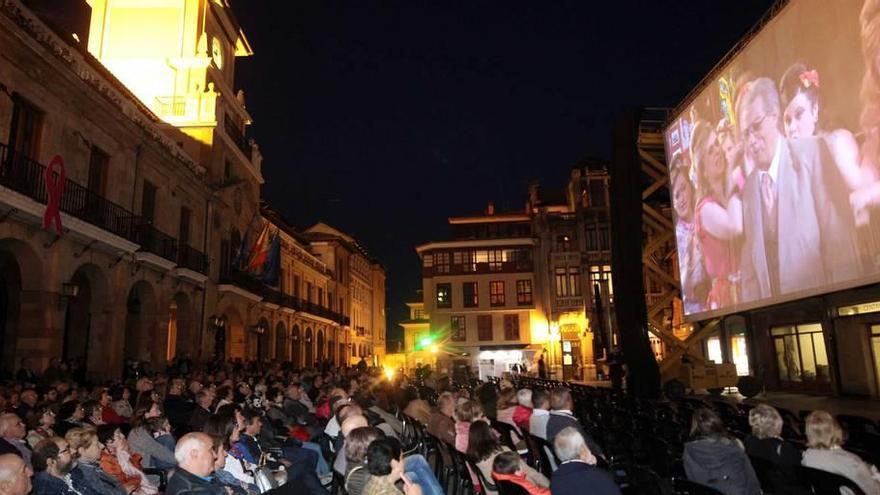 La retransmisión de la ópera en la plaza del Ayuntamiento.