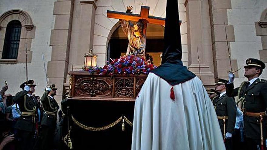 Jesús en su Tercera Caída durante la salida de la iglesia de San Lázaro.