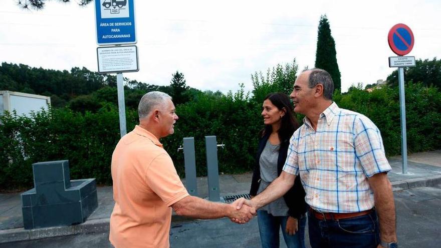 Por la izquierda, Isaac García, de CAPA; la alcaldesa, Yasmina Triguero, y José Luis Garrido.
