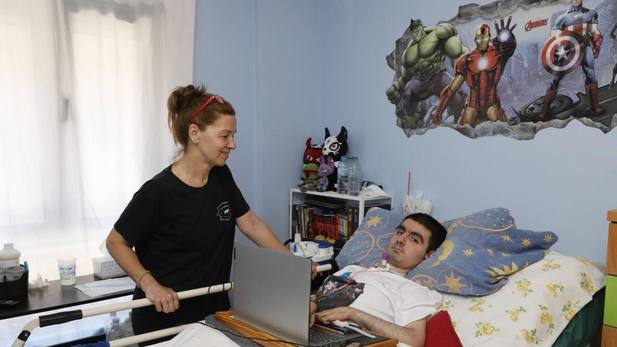 "Con la enfermedad no luchas una sola batalla; luchas una distinta cada vez que avanza": la historia de Jorge Martínez, joven langreano de 24 años con distrofia muscular de Duchenne