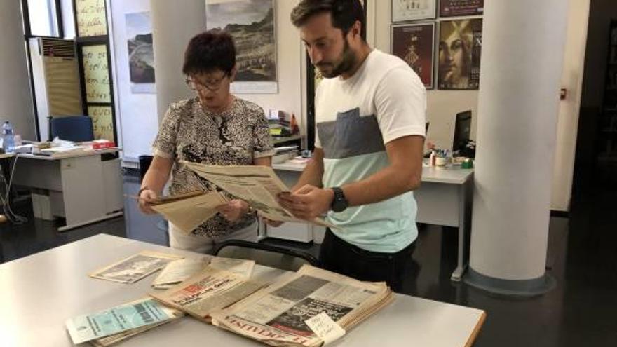 El archivero de Xàtiva repasa algunos de los materiales donados.